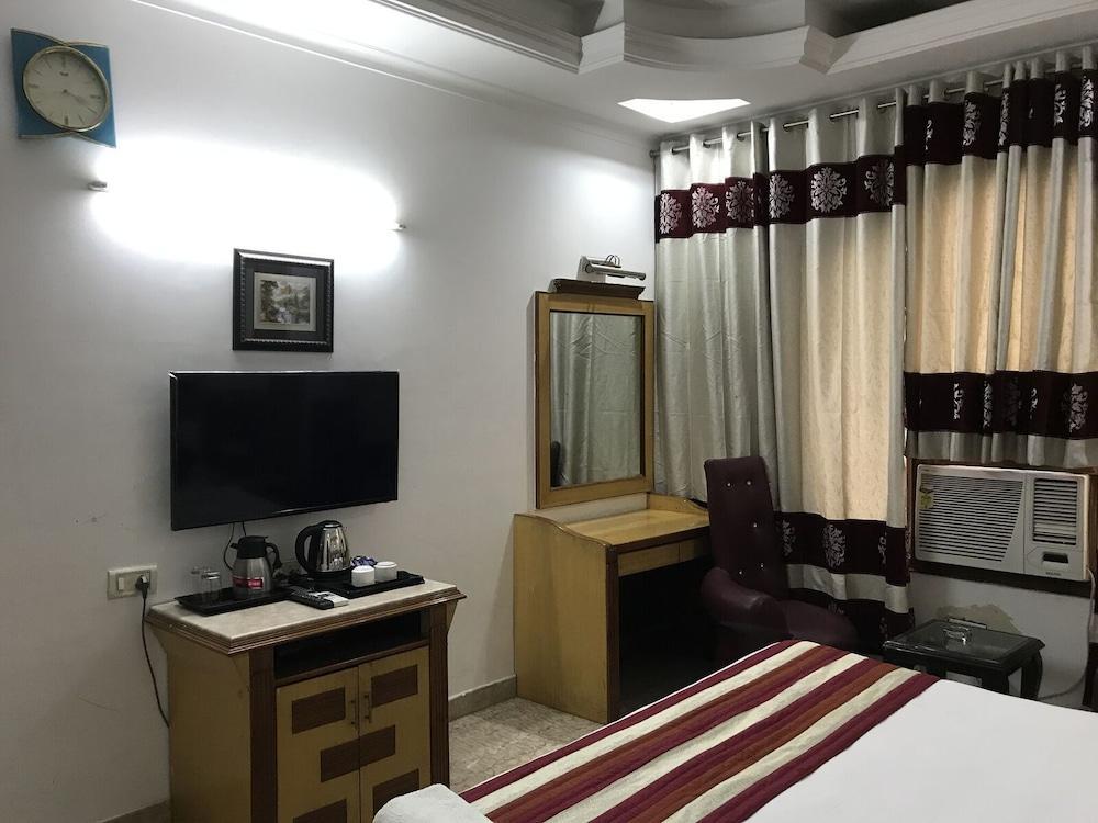 Tjs Royal Hotel Делхи Екстериор снимка