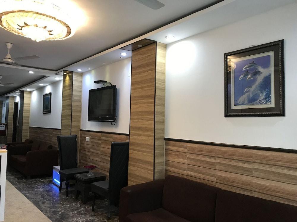 Tjs Royal Hotel Делхи Екстериор снимка
