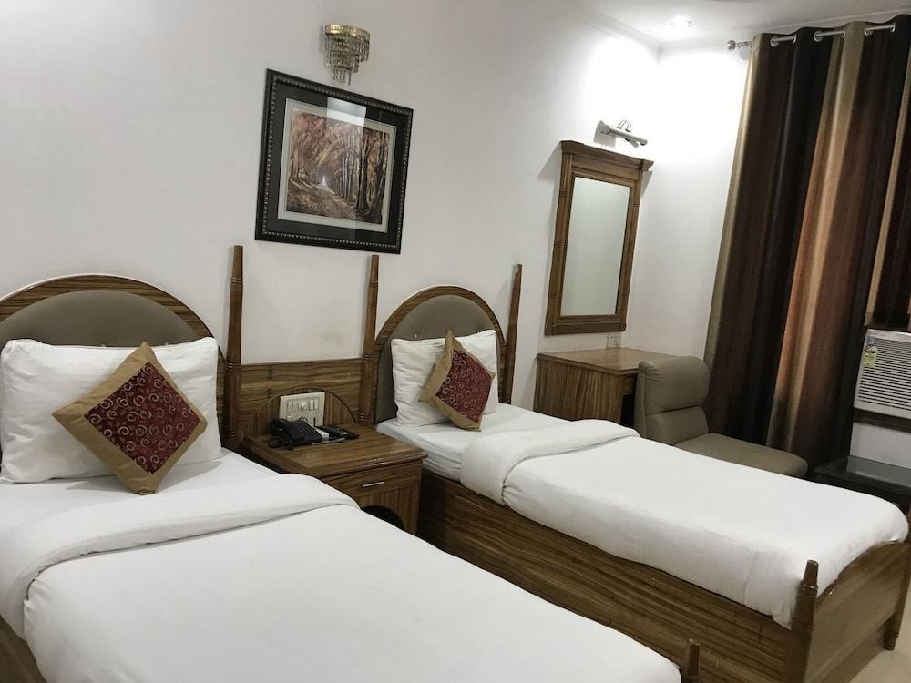 Tjs Royal Hotel Делхи Екстериор снимка
