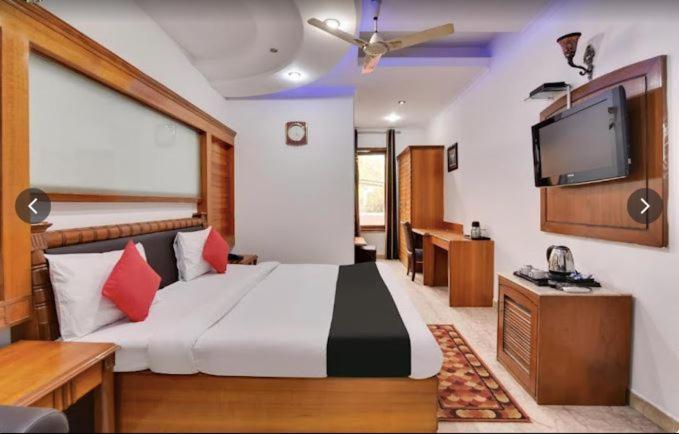 Tjs Royal Hotel Делхи Екстериор снимка