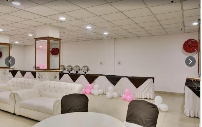 Tjs Royal Hotel Делхи Екстериор снимка