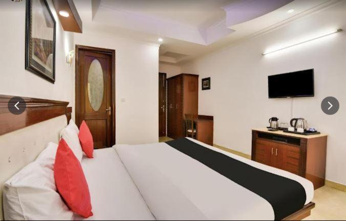 Tjs Royal Hotel Делхи Екстериор снимка