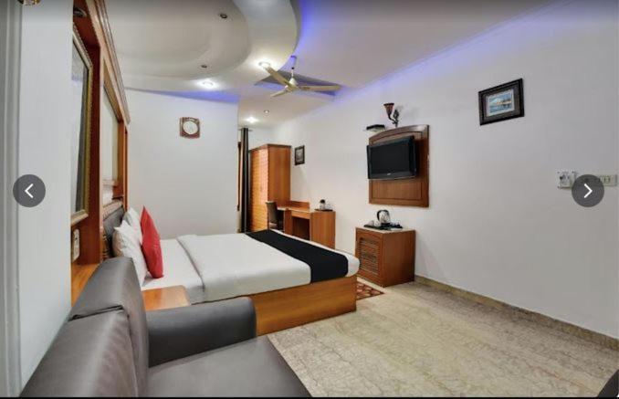 Tjs Royal Hotel Делхи Екстериор снимка